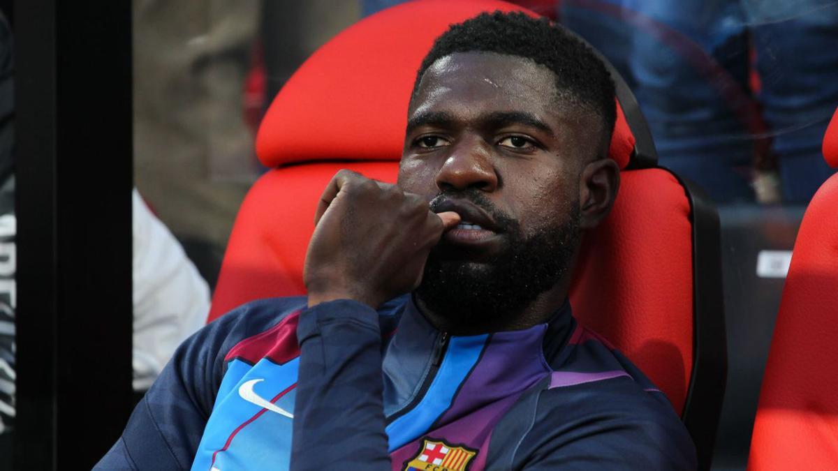 Samuel Umtiti, assegut a la banqueta, durant un partit d’aquesta temporada.  | EUROPA PRESS