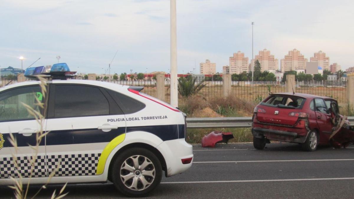 Intervención de la Policía Local de Torrevieja en un accidente en la N-332 EN UNA IMAGEN DE ARCHIVO