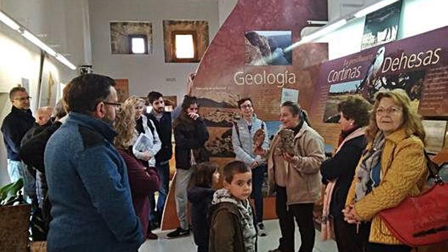 Un grupo de visitantes en la Casa de Parque de Fermoselle recibe explicaciones sobre los valores del territorio.