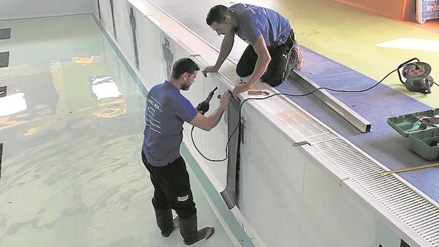 Recalcan la prohibición de afeitarse o depilarse en la piscina tras las quejas