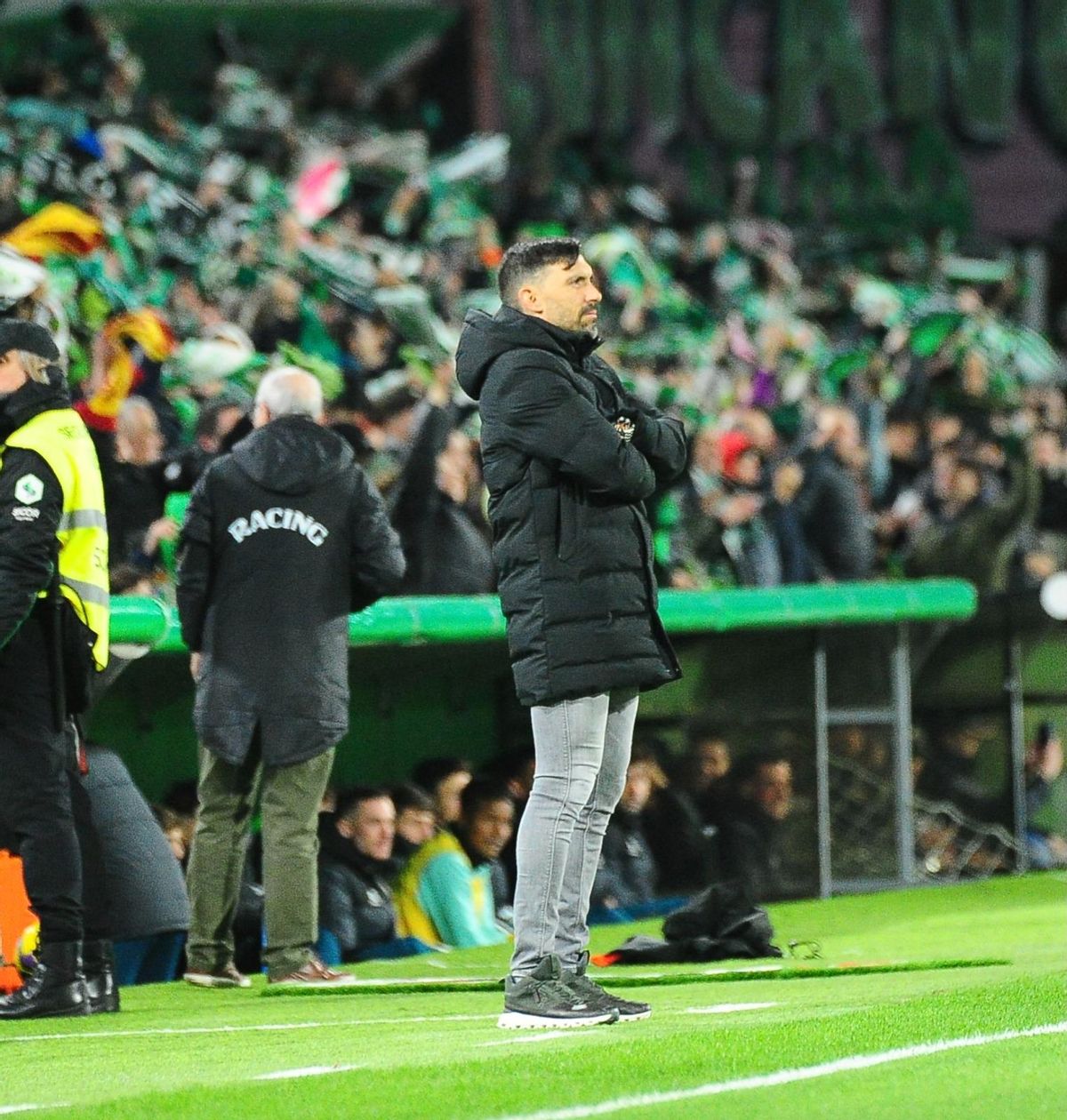 Eder Sarabia, con rostro serio, atiende al partido entre Racing de Santander y Elche.