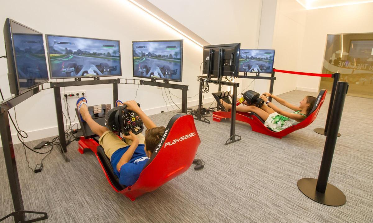El modelo de entretenimiento también incorpora renovadas experiencias de realidad virtual y otros espacios tecnológicos que complementan las actividades tradicionales y amplían las opciones de ocio dentro del complejo.