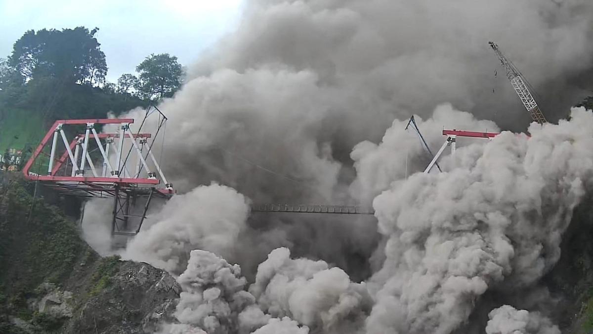 La isla de Java (Indonesia), en alerta por la erupción del volcán Semeru