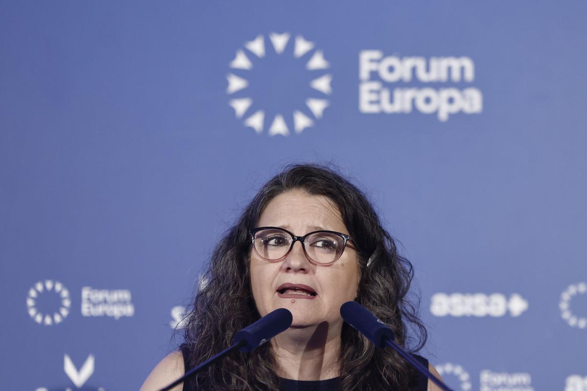 MADRID (ESPAÑA), 29/06/2026.- La exvicepresidenta de la Generalitat Valenciana, Mónica Oltra introduce al portavoz de Compromís en el Congreso, Alberto Ibáñez, durante un desayuno informativo celebrado este lunes en Madrid. EFE/ Sergio Pérez