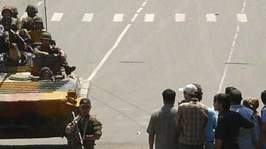 Vehículos blindados controlan la ciudad de Osh.