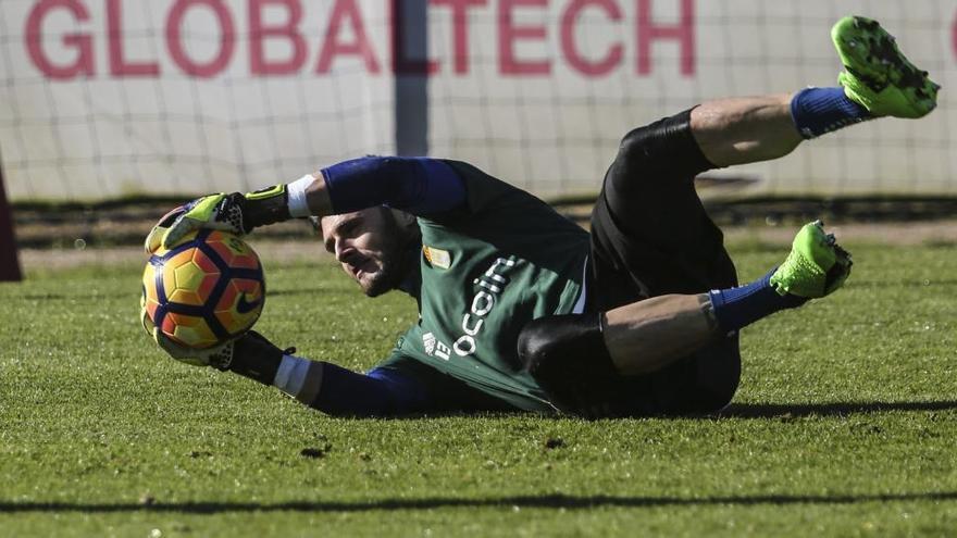 Juan Carlos deja el entrenamiento del Oviedo con molestias en una rodilla