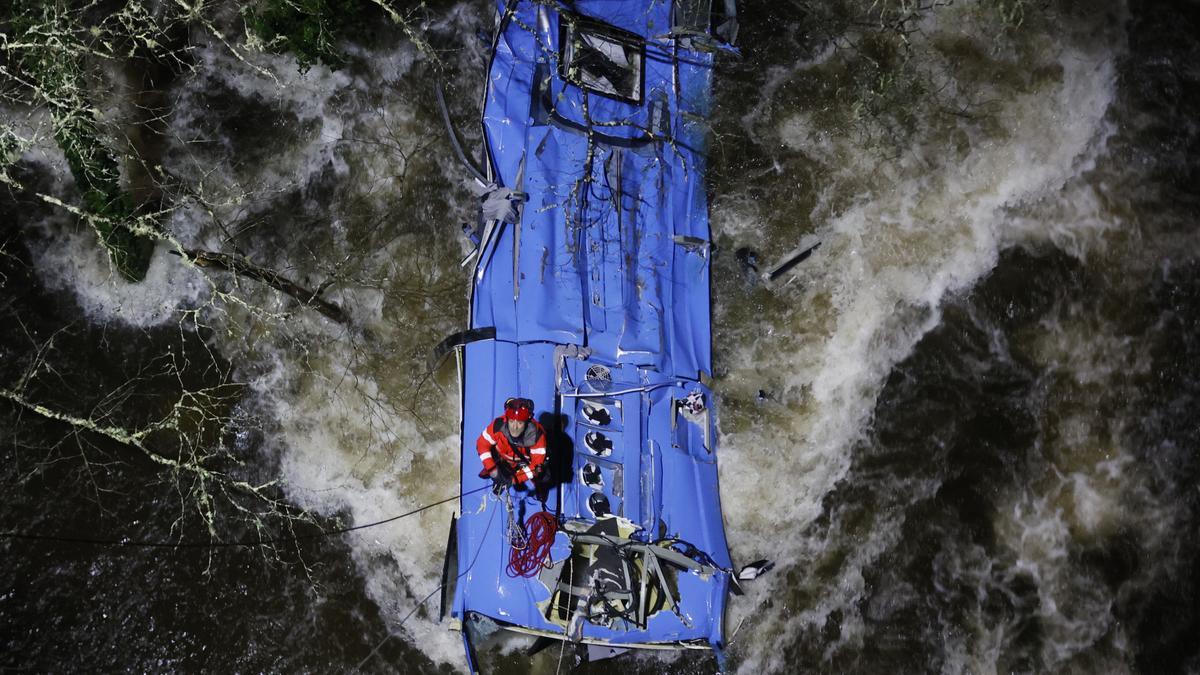 Una imagen del autobús que se precipitó al río Lérez.