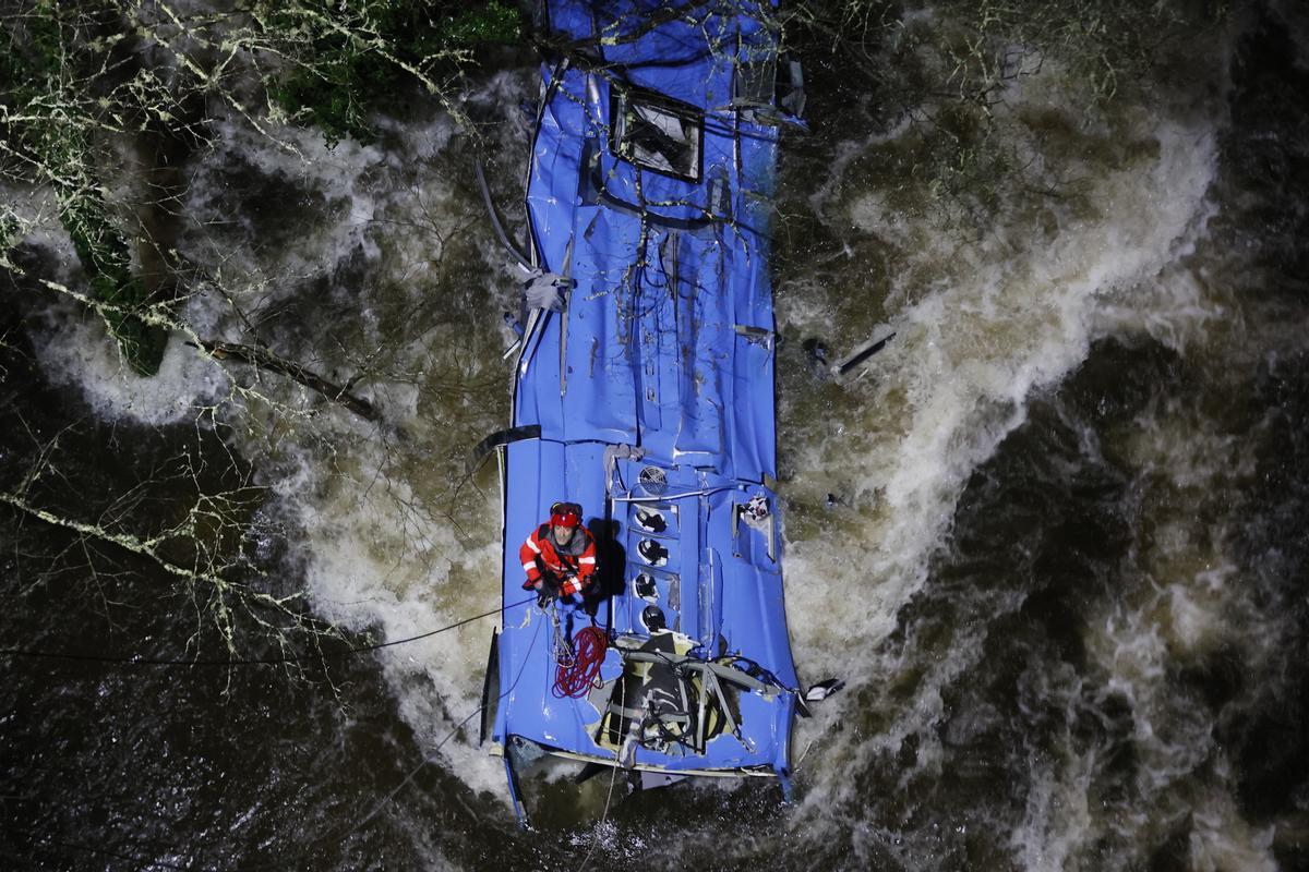 Una imagen del autobús que se precipitó al río Lérez.