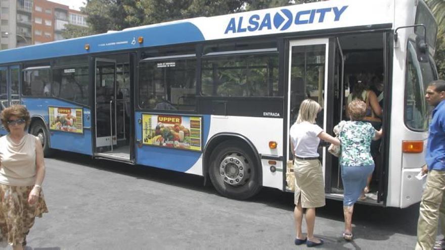 Los vecinos piden que un bus escolar cubra la zona oeste ante el déficit del transporte público