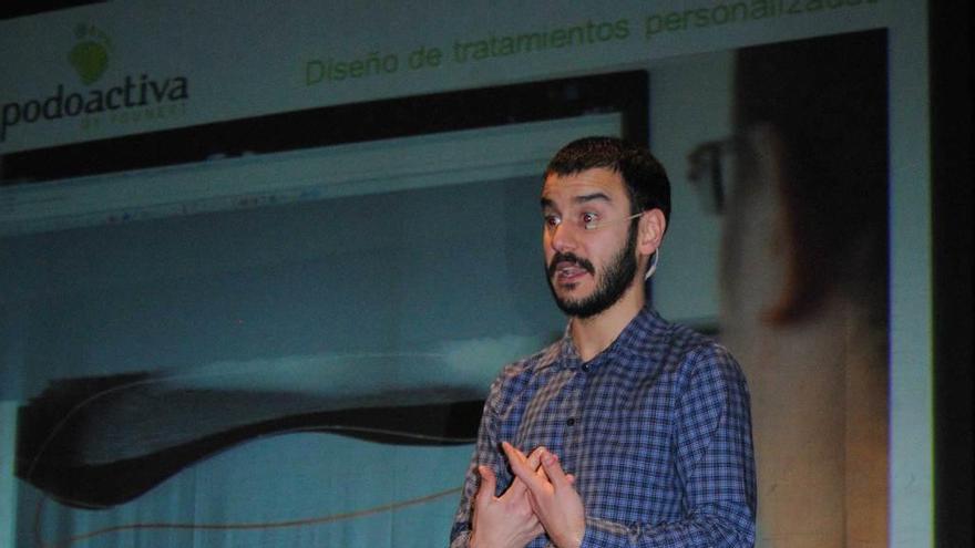 Héctor Saavedra, ayer, durante su exposición en el auditorio de la Pola.