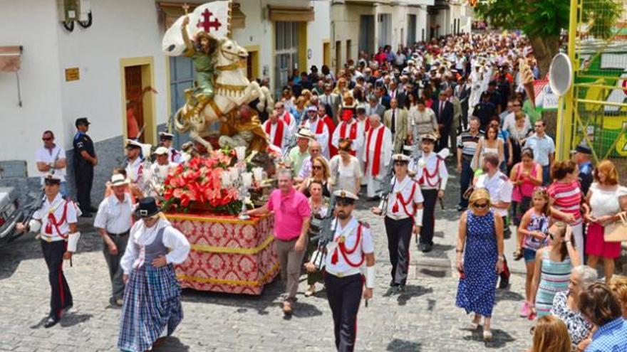 La imagen de Santiago Apóstol seguida de fieles durante la procesión. | g. rapetti