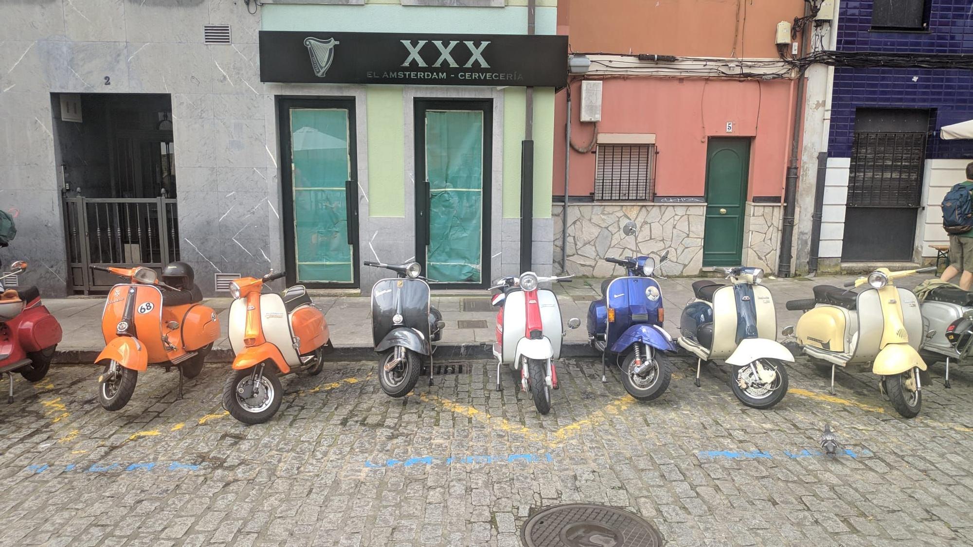 Vespas y Lambretas colorean Gijón