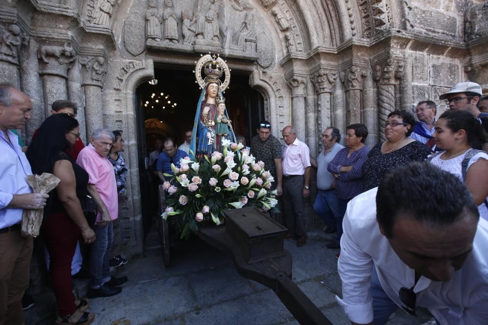 La nueva cita con el santuario de A Franqueira, en A Cañiza, unió ayer a miles de devotos.