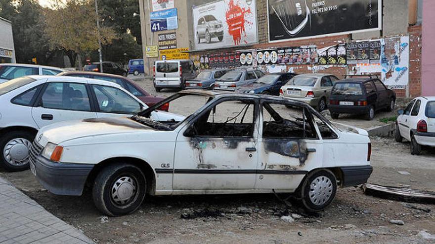 Un dels vehicles cremats a la plaça El·líptica de Figueres.