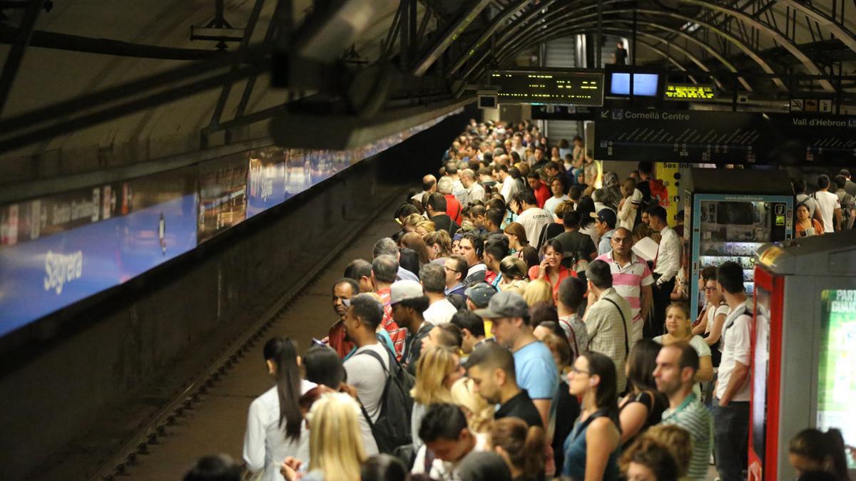 Andén abarrotado de ciudadanos que esperan el metro, esta mañana en la estación de Sagrera.