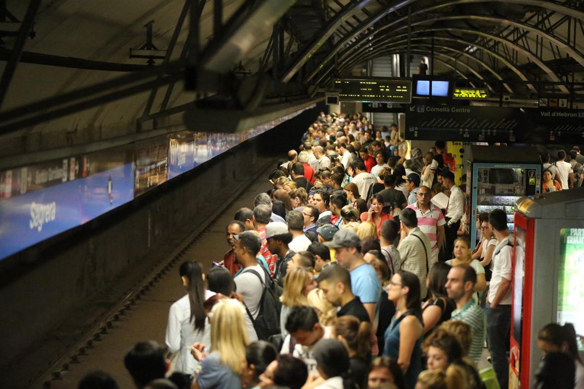 Andén abarrotado de ciudadanos que esperan el metro, esta mañana en la estación de Sagrera.