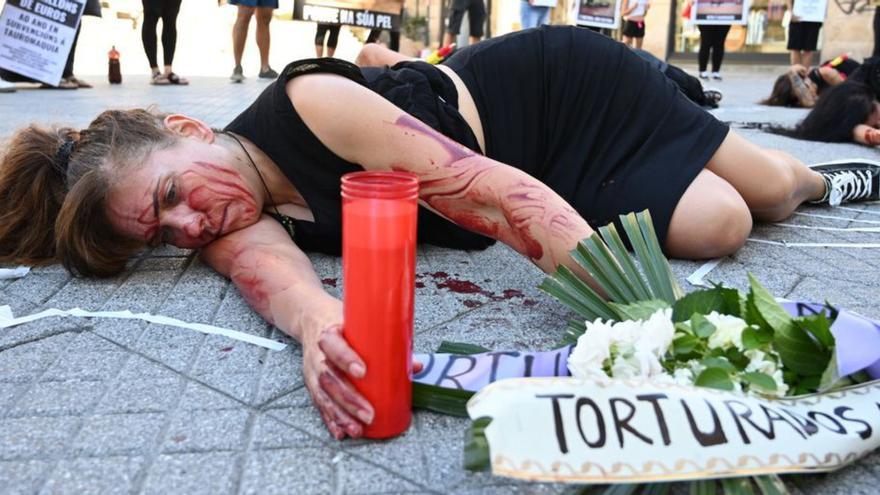 Una performance reclama el fin de las corridas de toros en Pontevedra