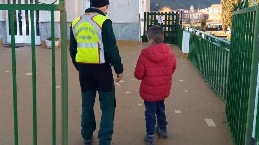 Un agente de la Guardia Civil, con el pequeño.