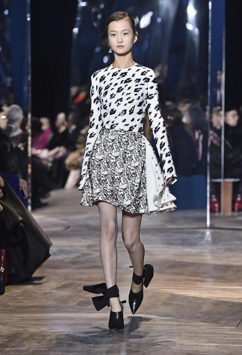 Christian Dior Alta Costura Primavera-Verano 2016: minivestido con estampado blanco y negro