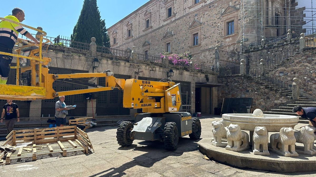 Instalación de la fuente de los leones de La Casa del Dragón