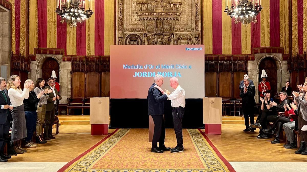 El alcalde de Barcelona, Jaume Collboni, entrega la Medalla de Oro al Mérito Cívico del Ayuntamiento de Barcelona al exconcejal y urbanista Jordi Borja
