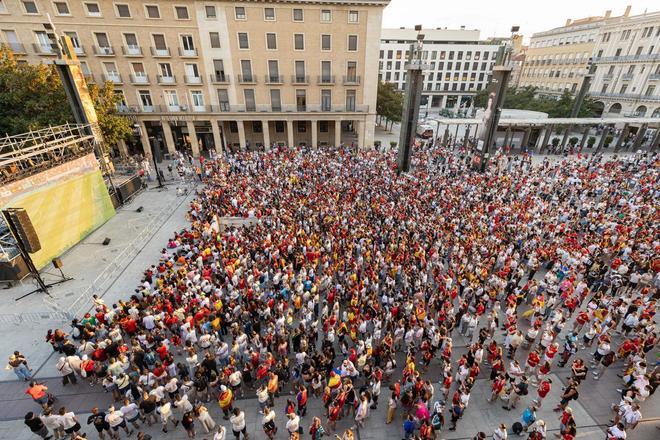 En imágenes | La plaza del Pilar de Zaragoza ya vibra con el España-Bélgica
