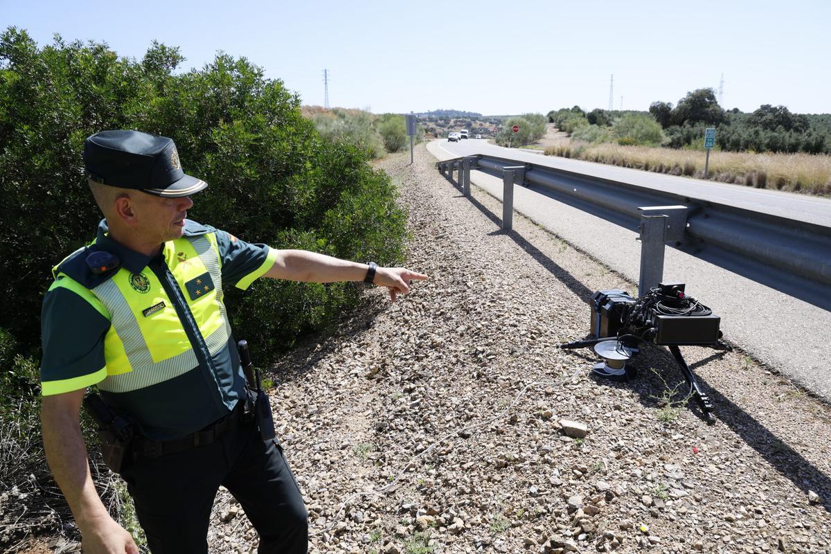 Córdoba Guardia Civil de tráfico control de alcoholemia y de velocidad en la A431 junto a Almodóvar radar