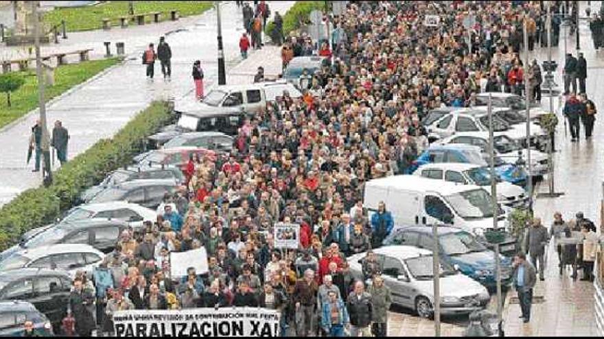 La manifestación recorrió la calle Concepción Arenal, de Moaña, desde la Plaza de Abastos hasta el Concello. / gonzalo núñez