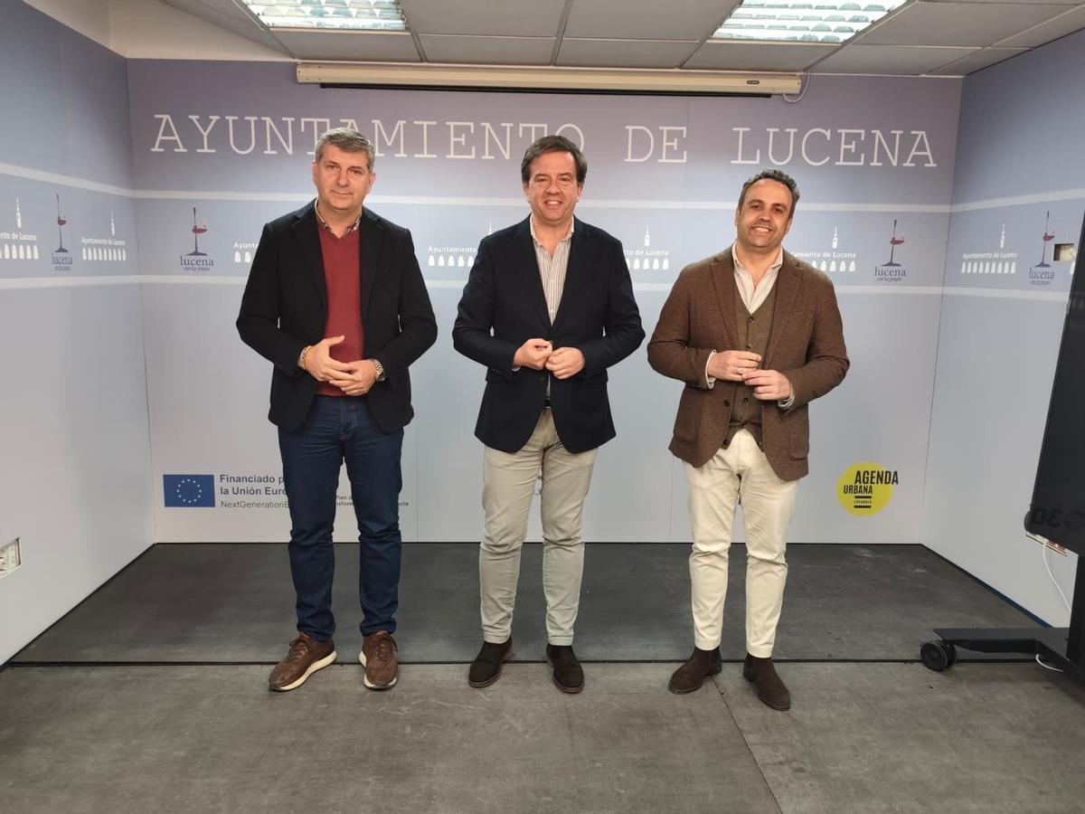 El delegado de Agricultura, con el alcalde y el concejal en Lucena.