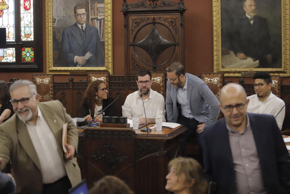 Último pleno en Cort con protestas de trabajadores de Parques y Jardines