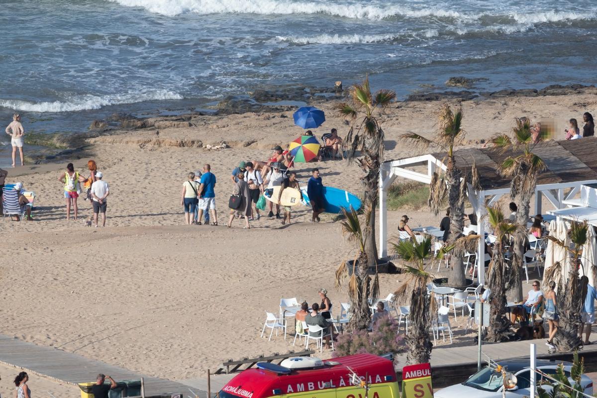 Un grupo de surferos rescató a un bañista en dificultades en la playa de La Mata de Torrevieja