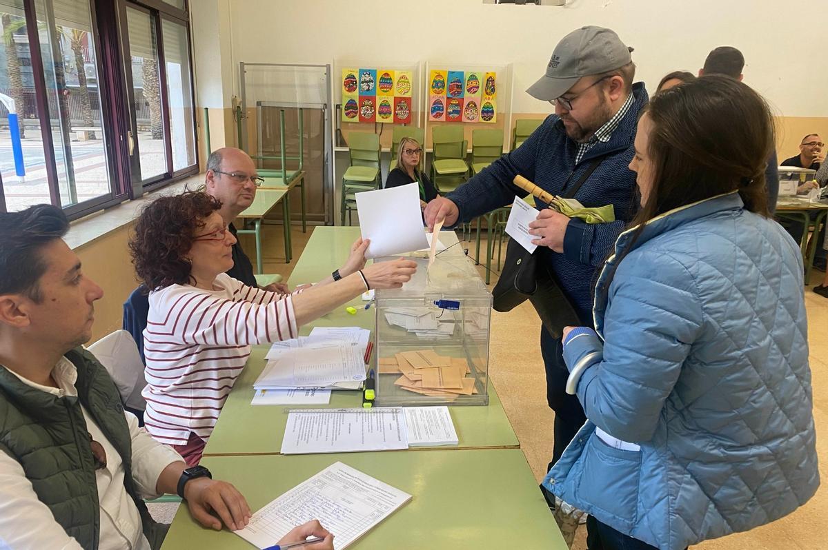 Ciudadanod depositando sus votos en una urna esta mañana en Elche