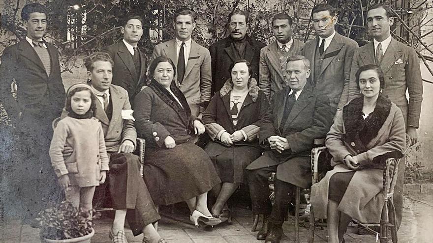 Izquierda: alumnos a los que importía clase Emilio Luna en el curso 1931-32. Derecha: Luna, Mercader, Rojas, Hervás, Chillida, Redolar y Canet.