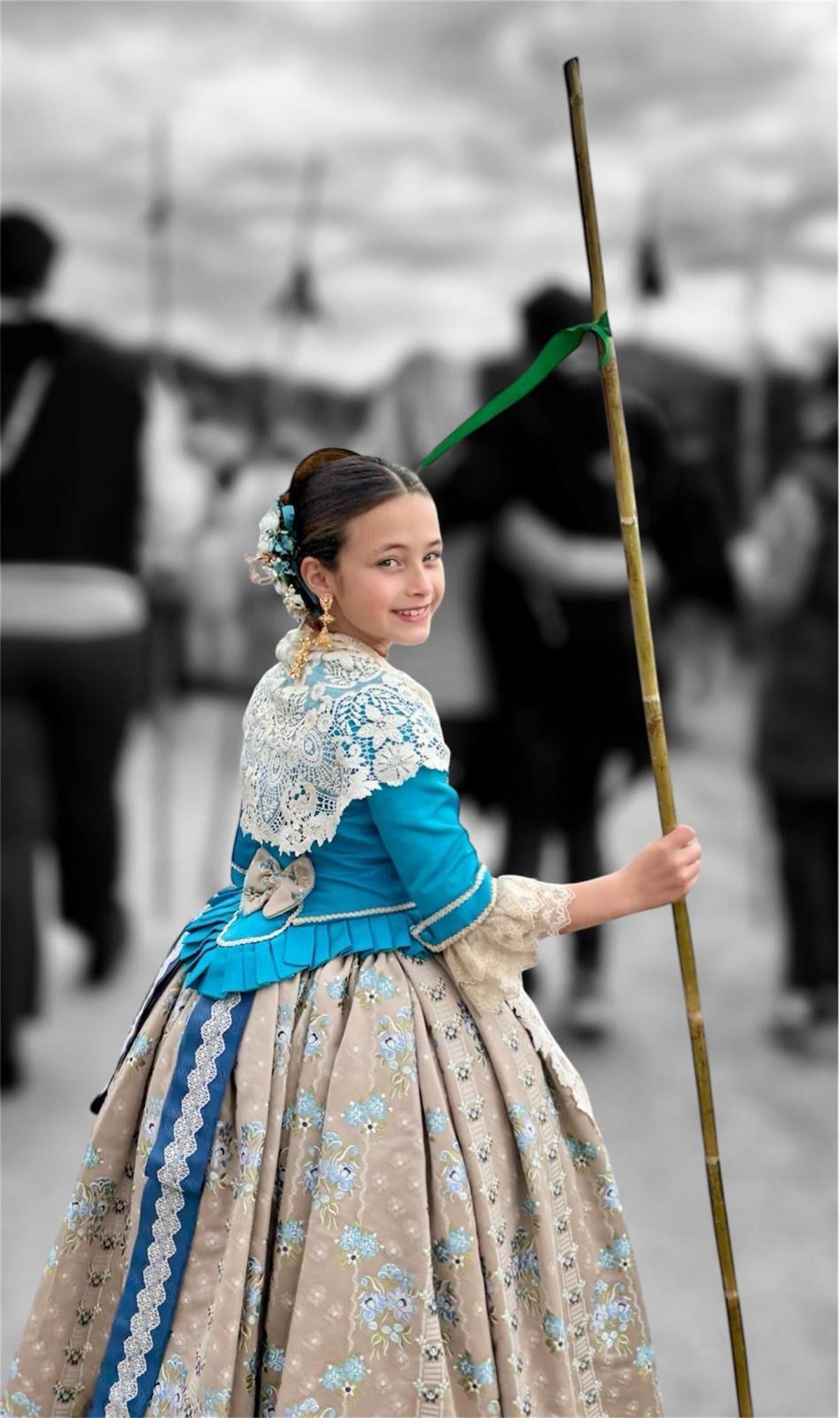 Nayra disfrutando de la romería de las cañas.