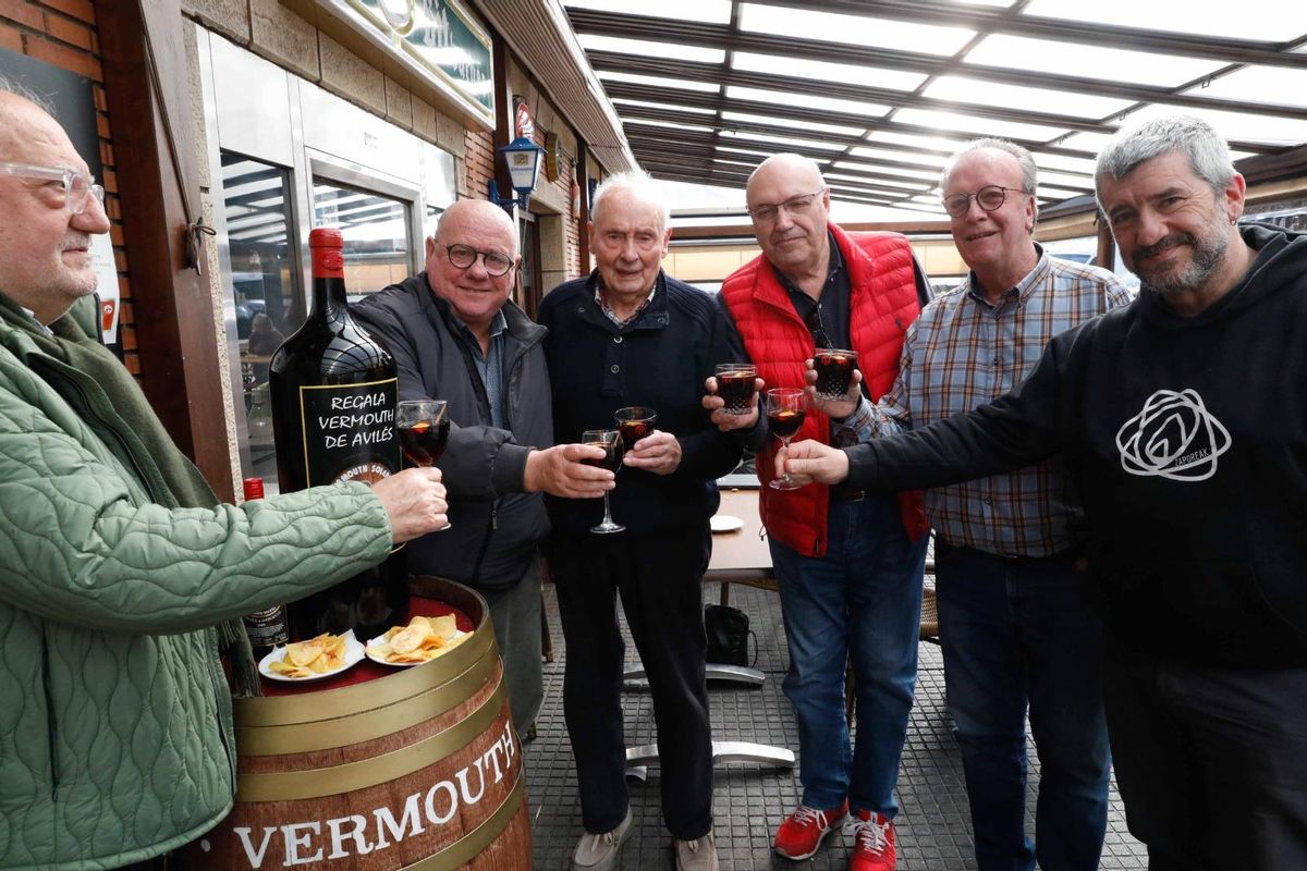 El gastrónomo Carlos Guardado, segundo por la izquierda y que está haciendo su "ruta del vermú", en la Cantina de la Estación, donde Tito Fernández elabora el vermú más señero de Avilés. Está acomañado, en el sentido de las agujas del reloj, por Beni Salvador, Pepe Trabanco, José Espejo y Josema Azpeitia.