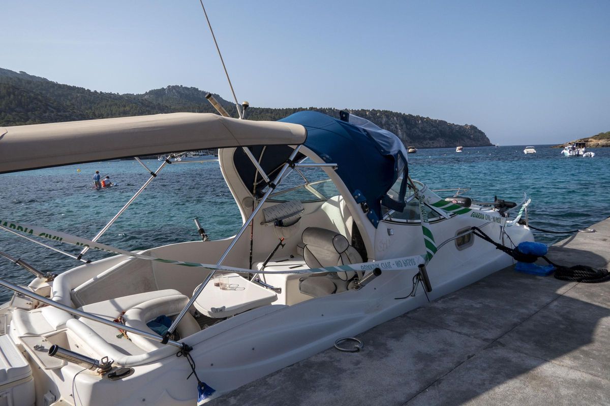 La lancha Zaragall, en el puerto de Sant Elm, tras ser remolcada.