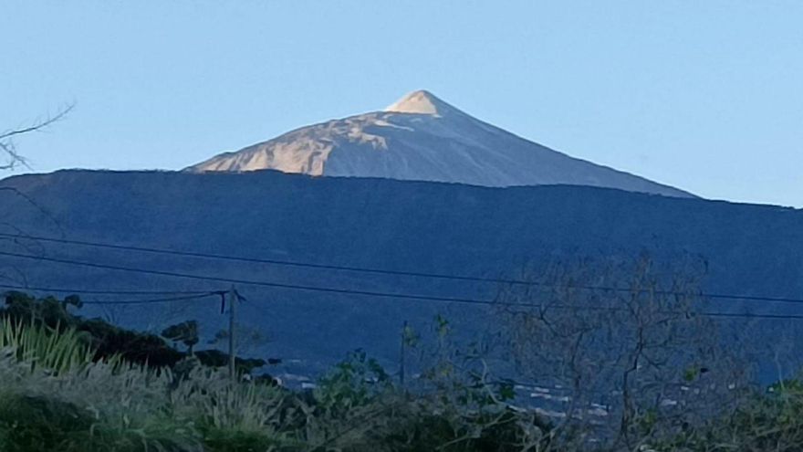 El Parque Nacional del Teide amanece con un fino manto blanco causado por la DANA