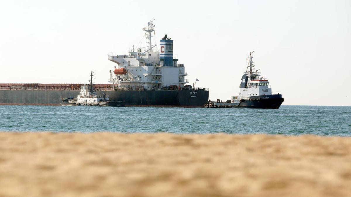 Dos graneleros con grano ucraniano parten del puerto marítimo de Chornomorsk