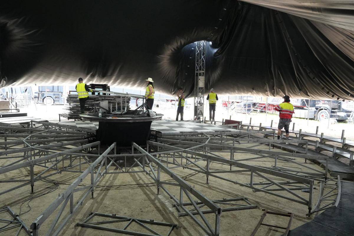 Los trabajadores del circo desmontando la carpa en la parcela de Valdepasillas, este miércoles por la tarde.