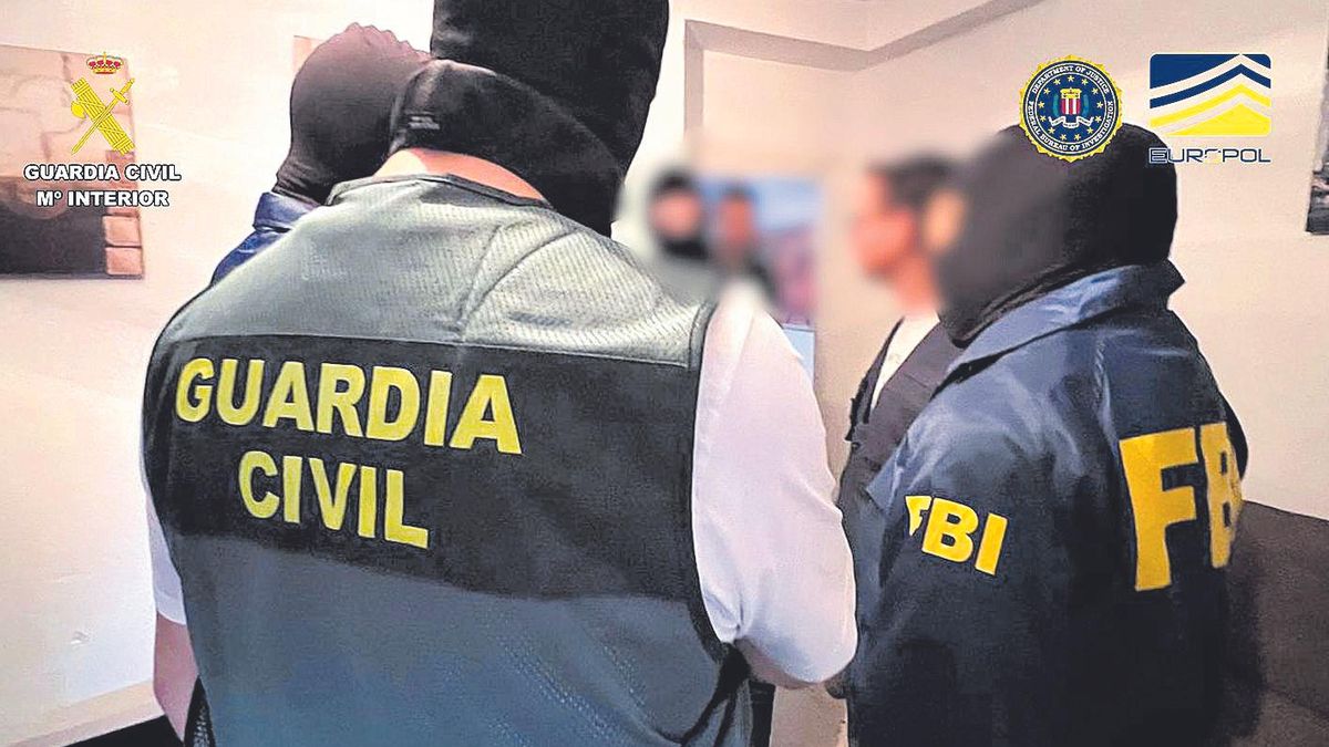 Agents de la Guàrdia Civil, l'FBI i l'Europol en la detenció d'uns joves per terrorisme