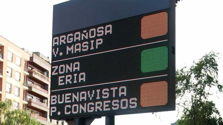 Una de las pantallas que informan de la ocupación de las plazas de aparcamiento de la zona azul.