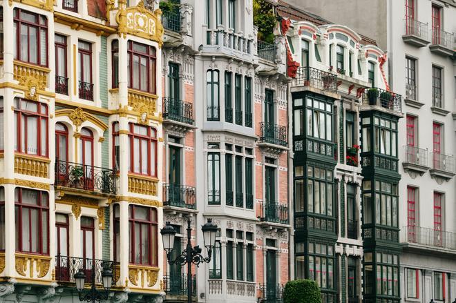 Coloridas fachadas en el centro de Oviedo.