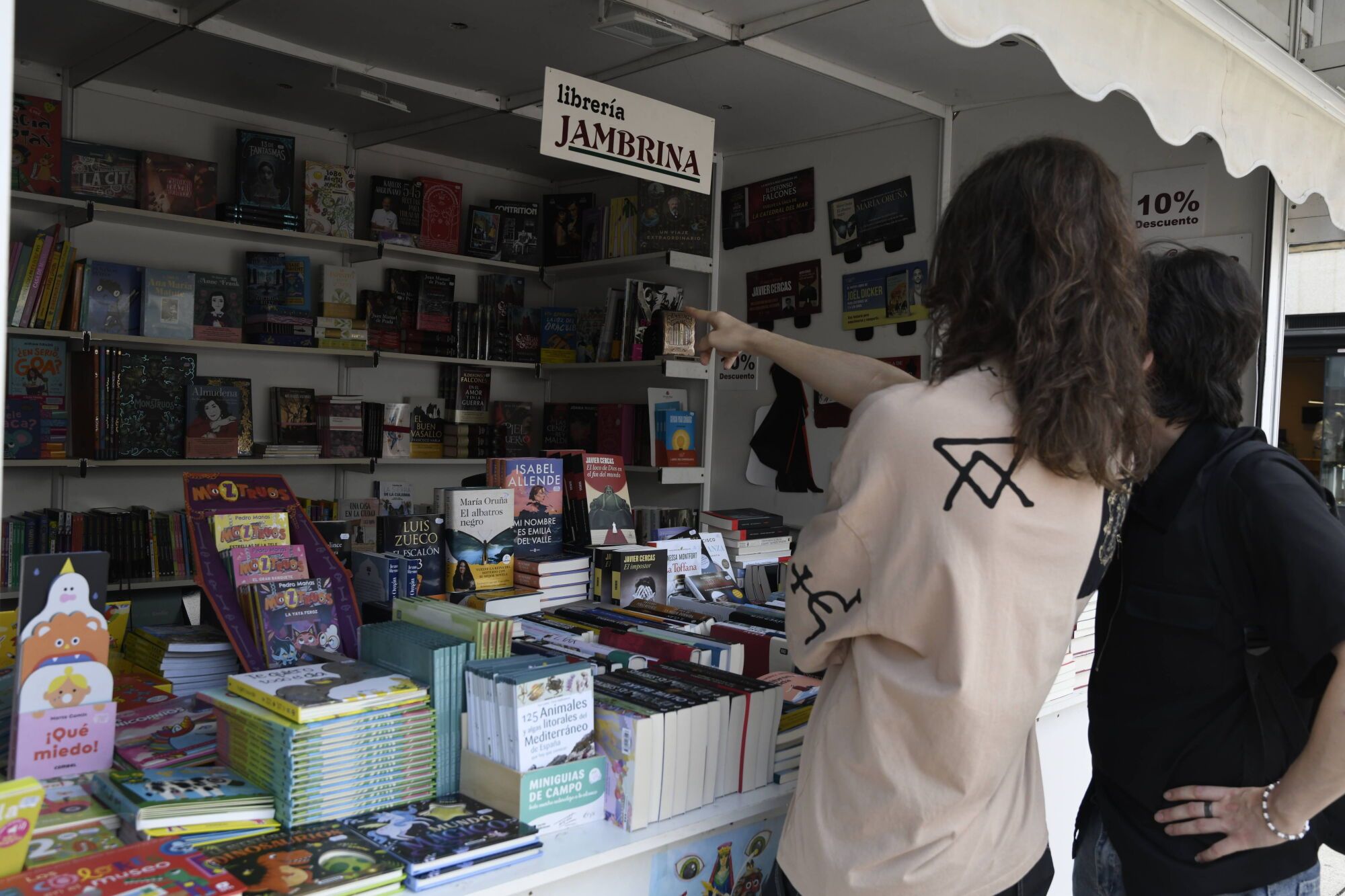 Feria del libro. Pregón a cargo de Dolores Fidalgo sobre Margarita Ferreras. Fotos del pregón y ambiente. La primera presentación es las 19.00 horas y lo presenta Ana Arias