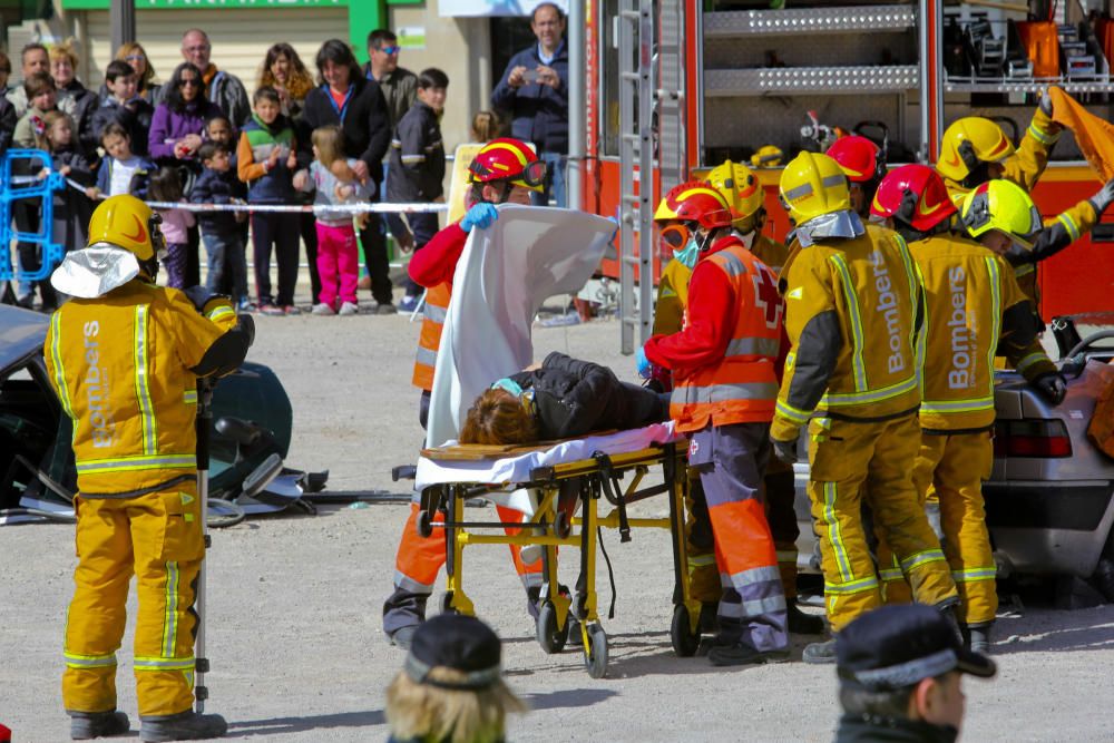 Los bomberos protagonizan rescatan a dos personas tras un accidente de tráfico ante numeroso público