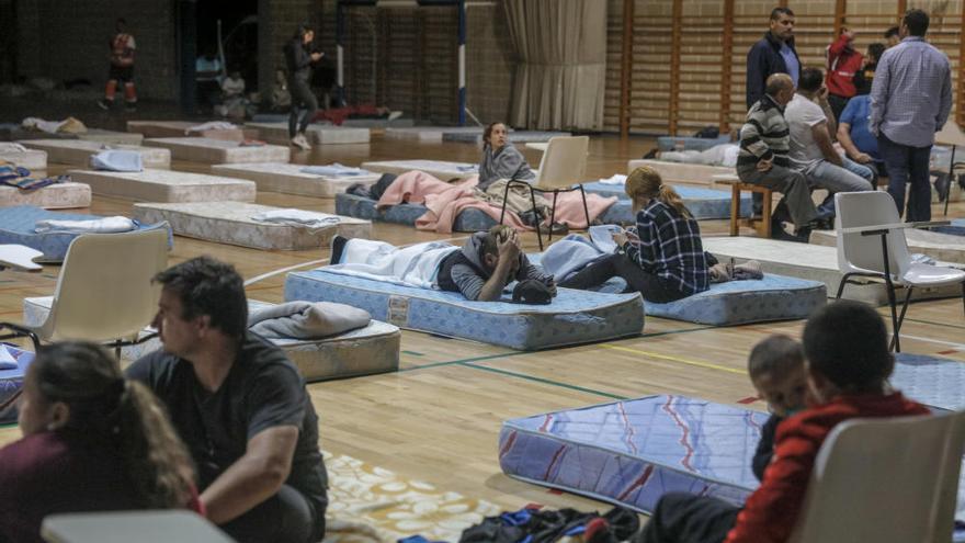 Afectados por las inundaciones en Sant Llorenç, Mallorca, descansan en un polideportivo