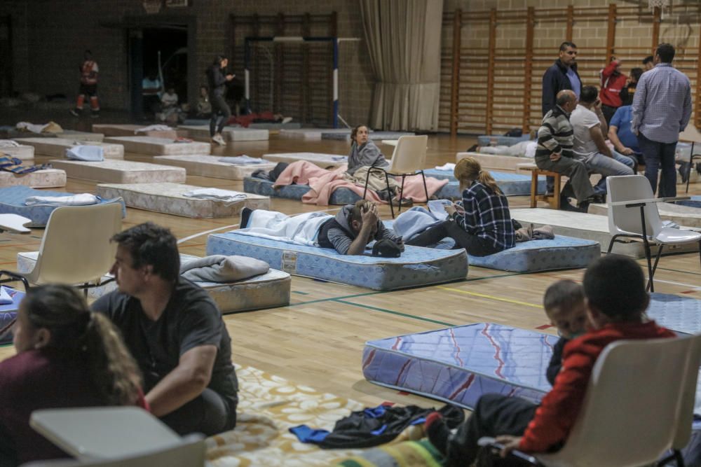 Afectados por las inundaciones en Sant Llorenç, Mallorca, descansan en un polideportivo