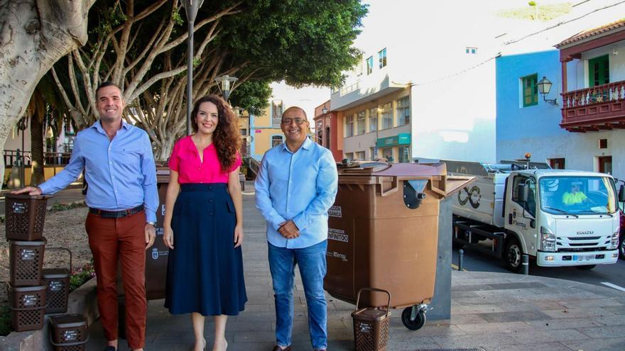 Jennifer Miranda con el gerente de Sermugran, con Aitor González (i) y Marcos Rodríguez.