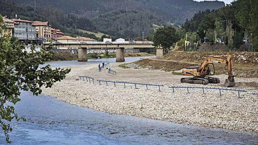 Las máquinas acondicionaron ayer la zona de salida de la prueba.