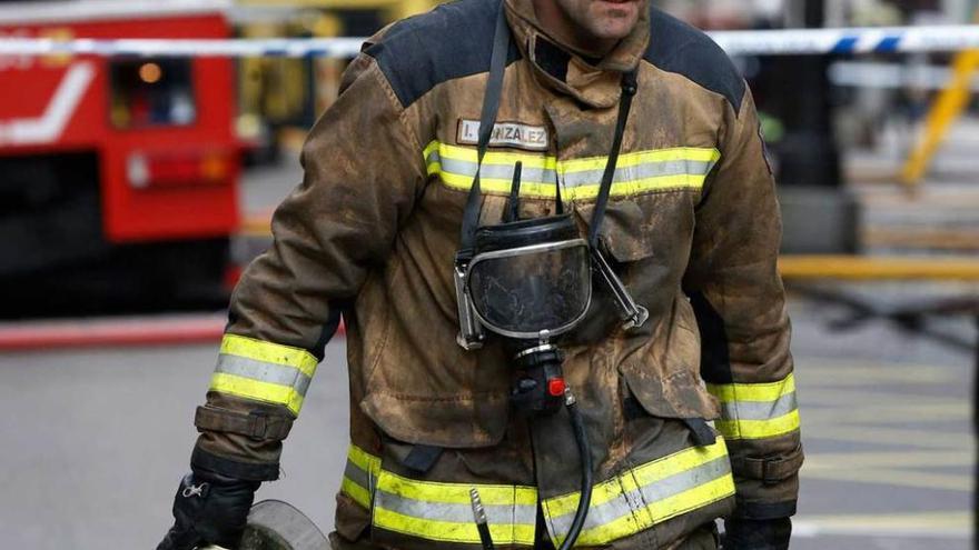 Un bombero de Oviedo, ayer. i. collín