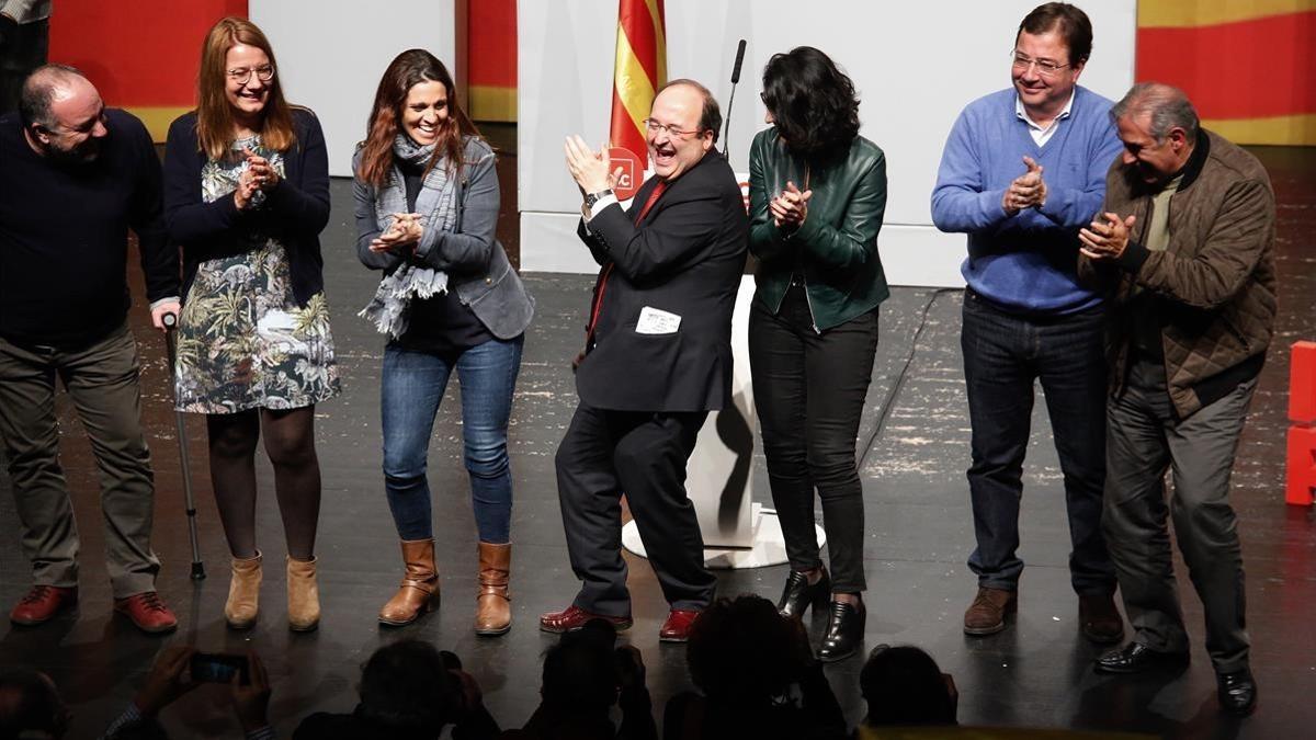 Miquel Iceta, en el centro de la imagen, bailando en el escenario mientras Guillermo Fernández Vara (segundo por la derecha) aplaude.